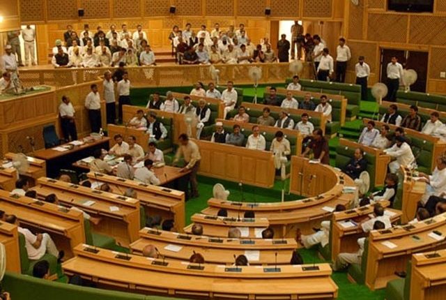 آزادکشمیر میں بھی تحریک انصاف کی حکومت لڑکھڑانے لگی 12ممبران پر مشتمل گروپ قائم،وزیراعظم کیخلاف تحریک عدم اعتماد تیار