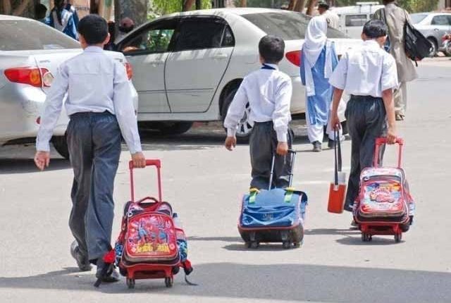 مہنگائی کے باعث غریب والدین اپنے بچوں کو سکول چھڑوا کر بہتر روزگار ، ہنر مند بنانے پر توجہ مرکوز کرنے لگے