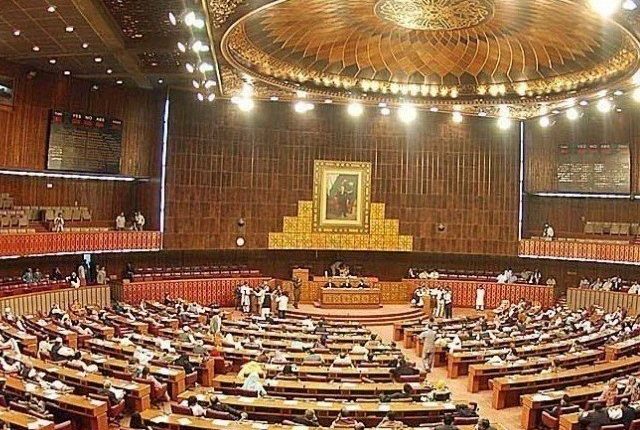 قومی اسمبلی کا اجلاس تحریک عدم اعتماد پر بغیر کارروائی کے پیر تک ملتوی کر دیا گیا
