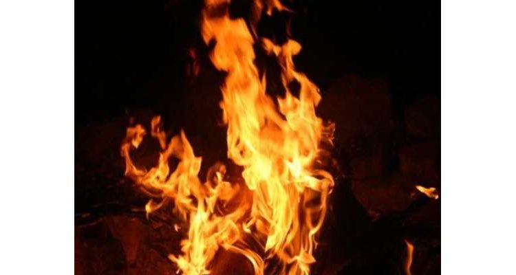 لاہور، بارات سے واپسی پر دولہا دلہن کی گاڑی کو آگ لگ گئی