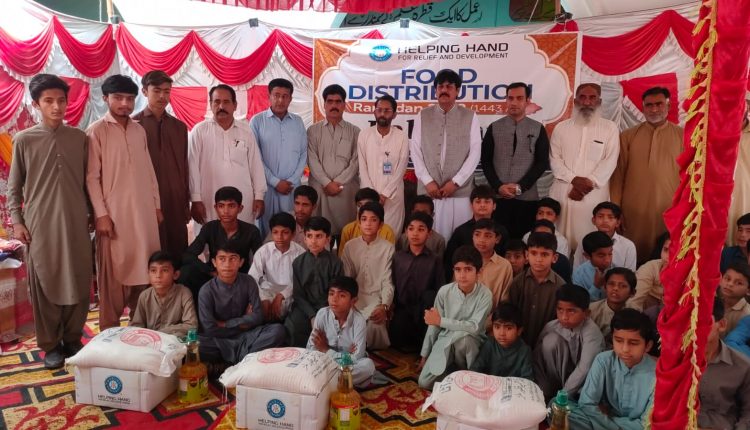 ڈیرہ اللہ یار الہدا پبلک اسکول میں ہیلپنگ ہینڈ جعفرآباد کی جانب سے ضرورت مند خاندانوں میں راشن تقسیم کیا گیا