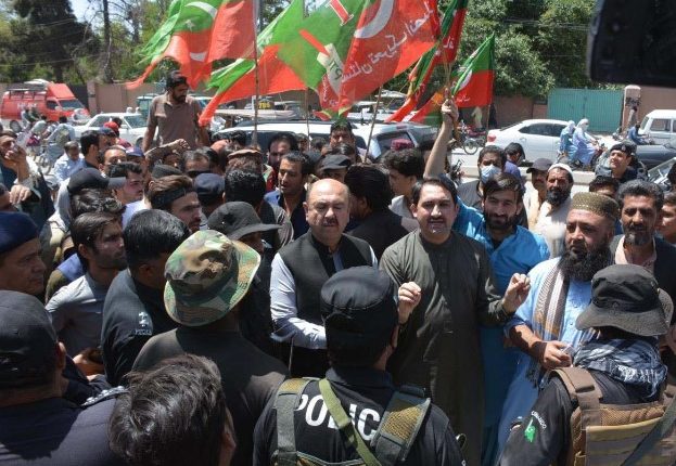 پی ٹی آئی کا چیف الیکشن کمشنر کے خلاف الیکشن کمیشن افس کے سامنے احتجاجی مظاہرہ