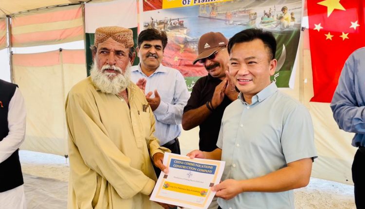 چائینیز کمیونیکیشن کنسٹرکشن کمپنی کی انتظامیہ اور پاک فوج کے مشترکہ تعاون سے گوادر ميں کارپوریٹ سوشل ذمہ داری کے تحت ماہیگیروں کے لیے مچھلی پکڑنے والے جال تقسیم کرنے کی تقریب کا انعقاد