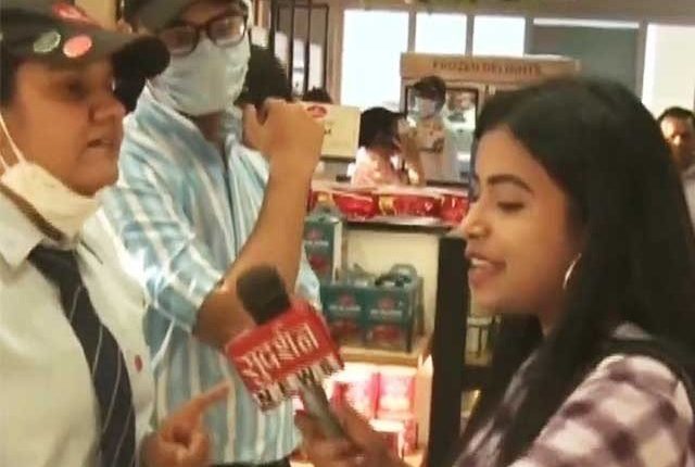 انتہاپسند اینکرپروڈکٹ کا اردومیں نام دیکھ کرآگ بگولہ،دکان مینیجرکا کرارا جواب