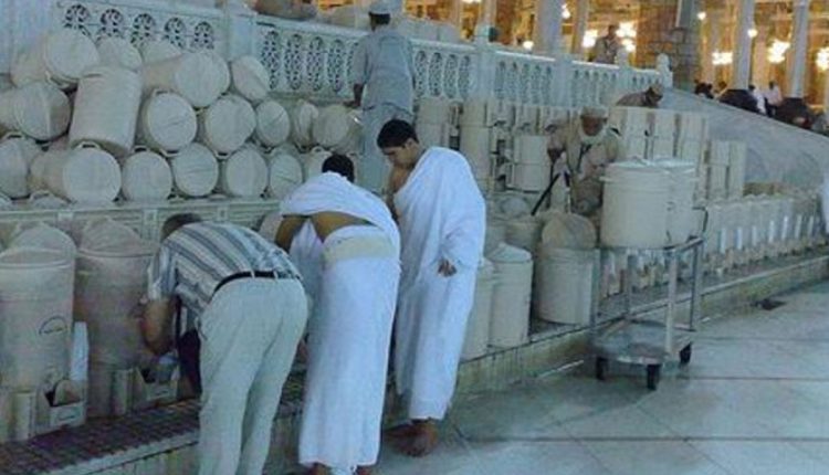 المسجد الحرام اور مسجد نبویۖ میں زائرین کویومیہ لاکھوں لٹر زمزم کی فراہمی