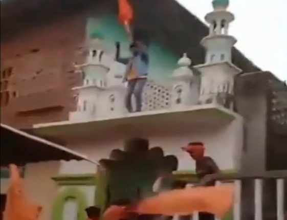 بھارت میں مسلم دشمنی عروج پر، ہندو انتہاپسند نے مسجد کی چھت پر چڑھ کر ہندوتوا کا پرچم لہرا دیا