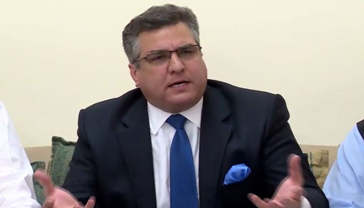 ہم نہیں بھاگ رہے، آپ کی فرح اور اس کا شوہر بھاگے ہیں، دانیال عزیزپھٹ پڑے