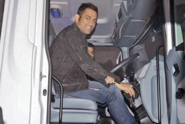 دھونی کو اشتہار میں بس ڈرائیور بننا مہنگا پڑ گیا