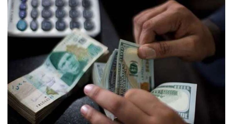 سیاسی غیر یقینی صورتحال، ڈالر کی قیمت نے پچھلے تمام ریکارڈ توڑ دئیے