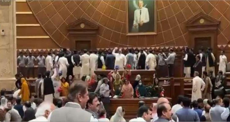 پنجاب اسمبلی میں ڈپٹی اسپیکر پر حملہ، تشدد کا نشانہ بنانے کی کوشش