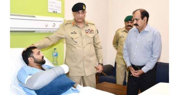 ”قانون اپنا راستہ بنائے گا، انصاف کے تقاضے پورے ہوں گے “۔۔آرمی چیف کی بہیمانہ تشدد کا نشانہ بننے والے میجرحارث کی عیادت