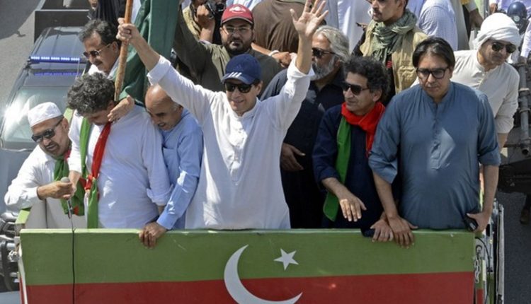 تحریک انصاف لانگ مارچ: توڑ پھوڑ کا الزام، 300 کارکنان کے خلاف مقدمہ درج