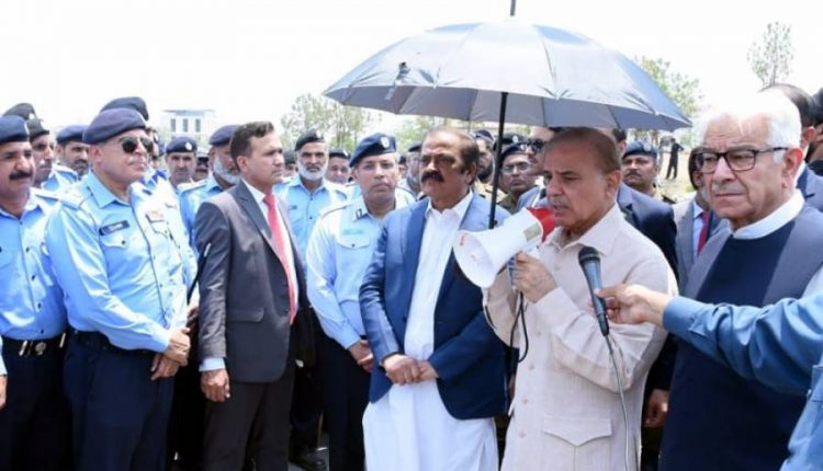 وزیر اعظم کا ریڈ زون کا دورہ ، فرائض نبھانے والے اہلکاروں کو خراج تحسین پیش کی