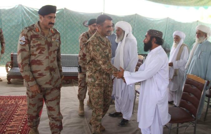 کمانڈر 12 کور لیفٹیننٹ جنرل سرفراز علی آئی جی ایف سی بلوچستان (نارتھ) میجر جنرل محمد یوسف مجوکہ کے ہمراہ ہیضہ کی وبا سے متاثرہ علاقے پیر کوہ کا دورہ۔