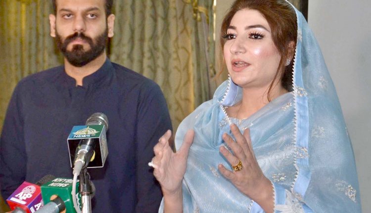 کسی کو یہ حق نہیں پہنچتا کہ ذاتی مفادات کے لئے قومی اداروں پرتنقید کرے ، فرح عظیم شاہ