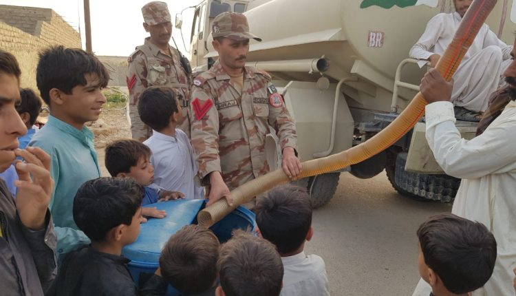 ایف سی بلوچستان کی سول انتظامیہ کے ہمراہ پیرکوہ ڈیرہ بگٹی میں ریلیف آپریشن جاری