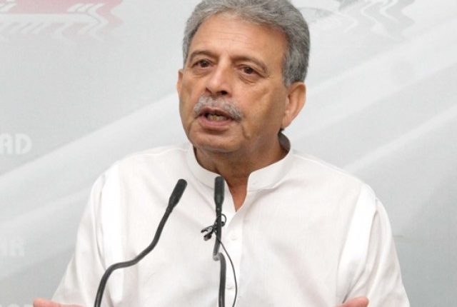 وفاقی وزیر تعلیم رانا تنویر حسین کی رہائشگاہ کے باہر 9 ماہ سے تنخواہوں سے محروم اساتذہ کااحتجاجی مظاہرہ