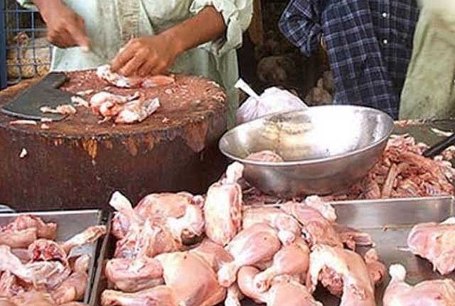 چکن کی قیمتوں کو پر لگ گئے چکن کی قیمت میں ہوشر با اضافے نے عوا م کو دن میں تارے دکھا دیئے