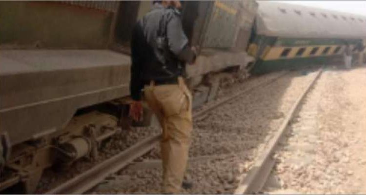 حیدر آباد کے قریب مسافر ٹرین رحمان بابا ایکسپریس کو حادثہ