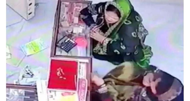 جیولرشاپ سے خاتون کی منہ میں سونا چھپا کر چوری کرنے کی ویڈیو وائرل