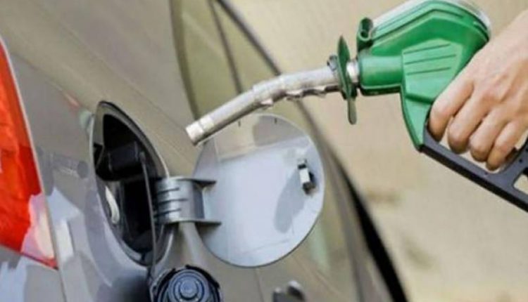 بھارت میں پٹرول نو،ڈیزل چھ روپے سستا کرنے کا اعلان فی لیٹر پیٹرول کی قیمت 95روپے ہو گئی