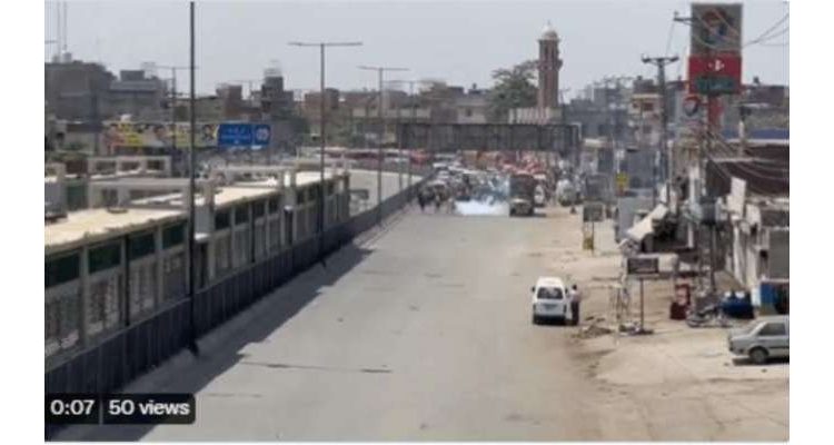 یاسمین راشد کے قافلے پر بتی چوک کے قریب شیلنگ
