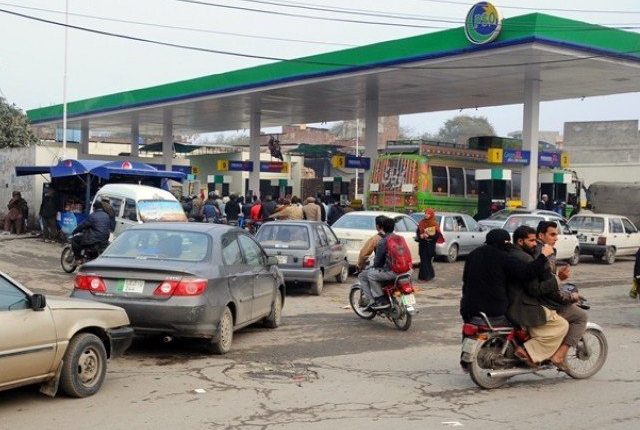 پٹرول و ڈیزل کی قیمتوں میں اضافہ آئل مارکیٹنگ کمپنیاں اور پمپ مالکان راتوں رات کروڑ پتی بن گئے