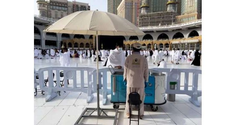 مسجد الحرام میں زم زم پلانے والے کارکنوں کے لئے خصوصی چھتریاں نصب