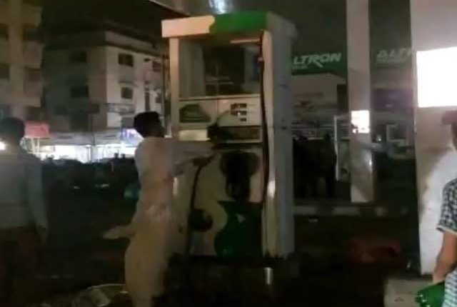 پیٹرول کی قیمت بڑھنے پر کراچی میں مشتعل نوجوانوں کی ہنگامہ آرائی