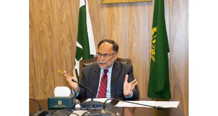 عمران خان کو منفی سیاست سے اداروں کو نشانہ بنانے کی اجازت نہیں دیں گے، احسن اقبال