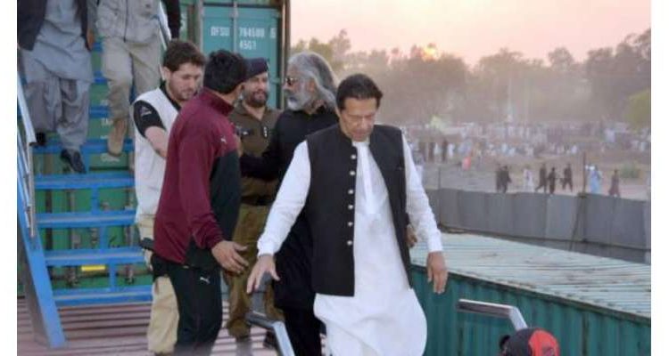 پی ٹی آئی کو احتجاج کرنا چاہیے یا مذاکرات عوامی نتائج نے سب کو حیران و پریشان کردیا