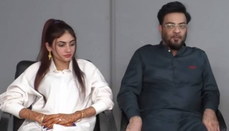 عامر لیاقت کا آخری دیدار کرنے پہنچنے والی تیسری اہلیہ دانیہ ملک کی طبیعت خراب ہوگئی