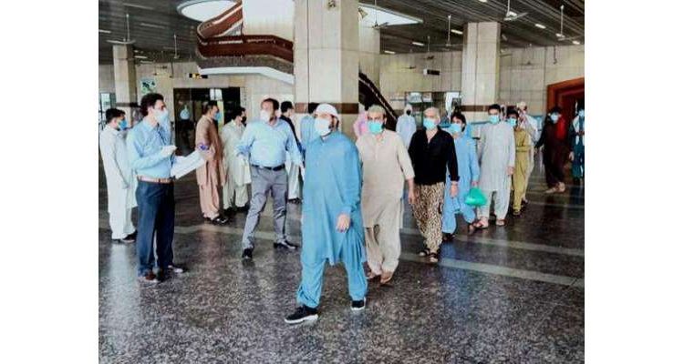 پاکستان سے نوکری کیلئے بیرونِ ملک جانے والوں کی تعداد میں 27.6 فیصد اضافہ