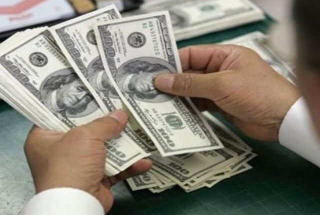 ڈالر کی اونچی اُڑان جاری، 242 روپے کا ہوگیا