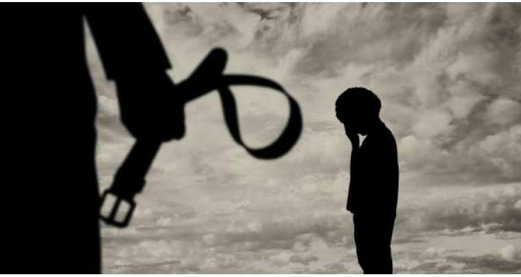 کراچی میں باپ کا کمسن بیٹے پر بیہمانہ تشدد، والدہ نے ویڈیو سوشل میڈیا پر وائرل کر دی