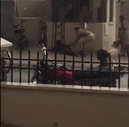 فوجی جوان نے بجلی کے کھمبے سے چپکے شخص کی جان بچا لی