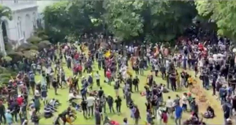 سری لنکا میں مشتعل مظاہرین صدر کی رہائش گاہ میں داخل ہو گئے