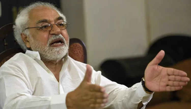 کھڑکی میں سے مکے مارے گئے، پھر کھینچ کر باہر گرا دیا گیاایاز امیر اپنے اوپر ہونیوالے تشدد کی تفصیلات سامنے لے آئے