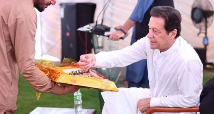 عمران خان نےگھر میں پکائے گئے میٹھے چاول پارٹی رہنماوں میں تقسیم کیے