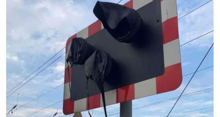 برطانیہ میں شدید گرمی سے ریلوے پھاٹک پر نصب ٹرین کے سگنلز پگھل گئے، تصاویر وائرل