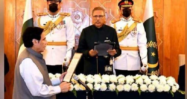 پرویز الٰہی نے وزیراعلیٰ پنجاب کے عہدے کا حلف اٹھالیا
