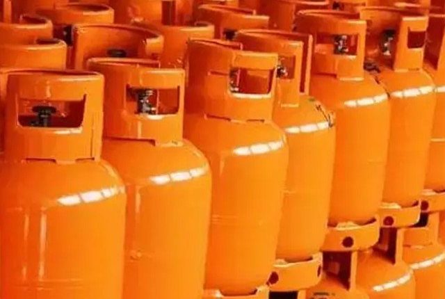 ایل پی جی بھی غریب صارفین کی پہنچ سے دورقیمت میں 24 گھنٹوں کے دوران دوسری بار اضافہ کردیا گیا