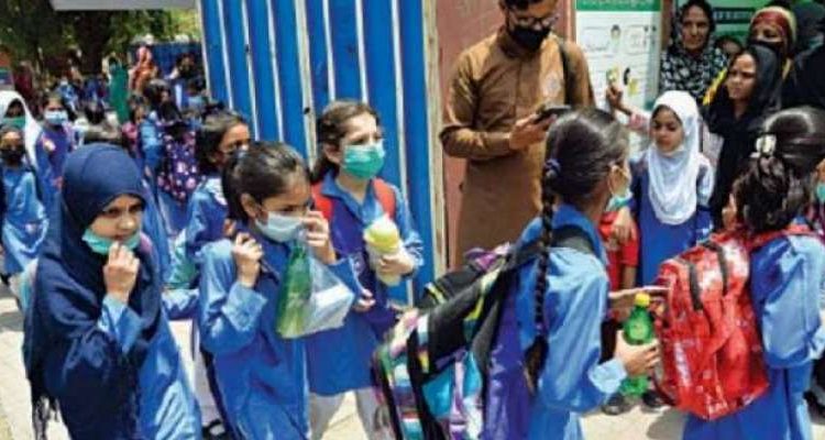 کراچی میں جاری حالیہ مون سون کے پیش نظر اسکولوں کی تعطیلات میں اضافہ کردیا گیا