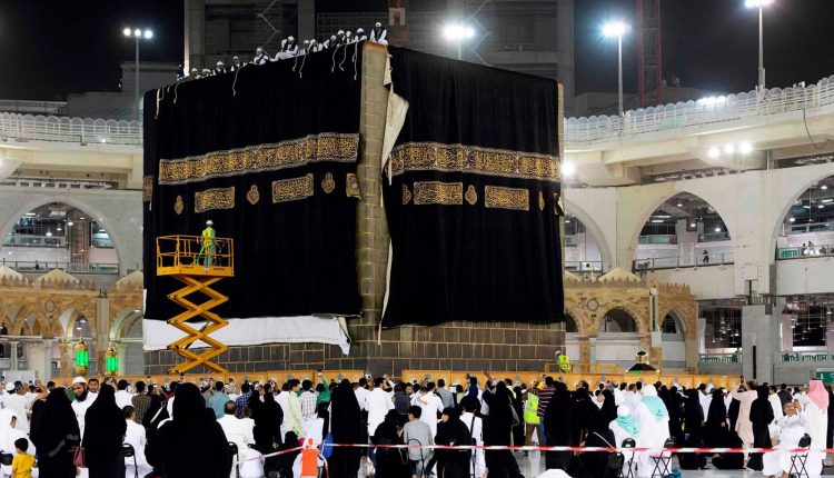 تاریخ میں پہلی بار یکم محرم کو غلافِ کعبہ کی تبدیلی