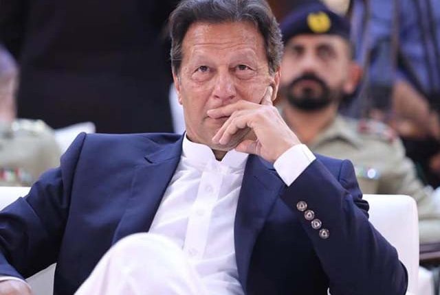 کپتان ایک بار پھر مشکل میں ن لیگ میدان میں آگئی
