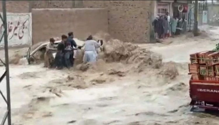 کوئٹہ،سیلابی ریلوں سے کوئٹہ زیارت شاہراہ ڈوب گئی، پاک افغان سرحدی علاقے میں ڈیم ٹوٹ گیا