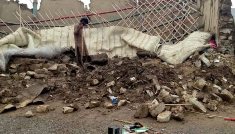 وڈھ ،بارشیں، مکانات کی چھتیں منہدم ،لوگ کھلے آسمان تلے زندگی گزارنے پر مجبور