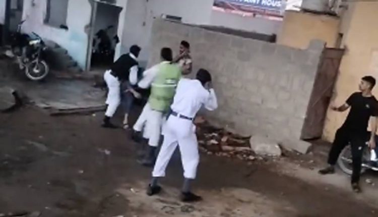 کراچی میں ٹریفک پولیس اہلکاروں کا شہری پر بہیمانہ تشدد، ویڈیو وائرل، رپورٹ طلب کرلی گئی