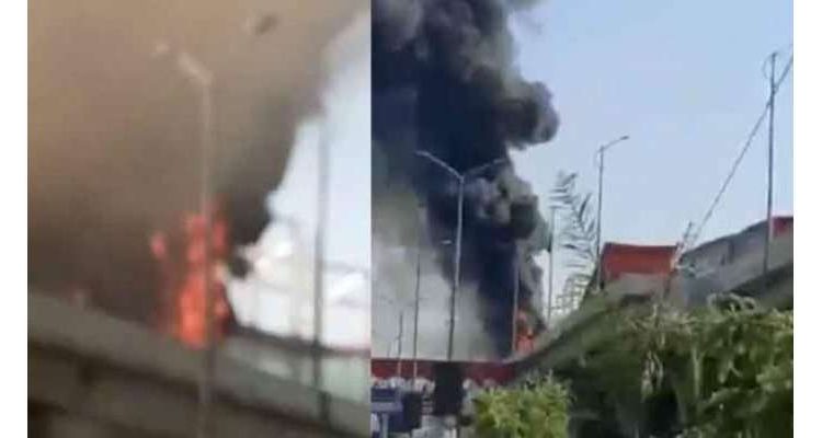 میٹرو اسٹیشن پر انجن میں آگ لگنے سے بس مکمل طور پر جل گئی