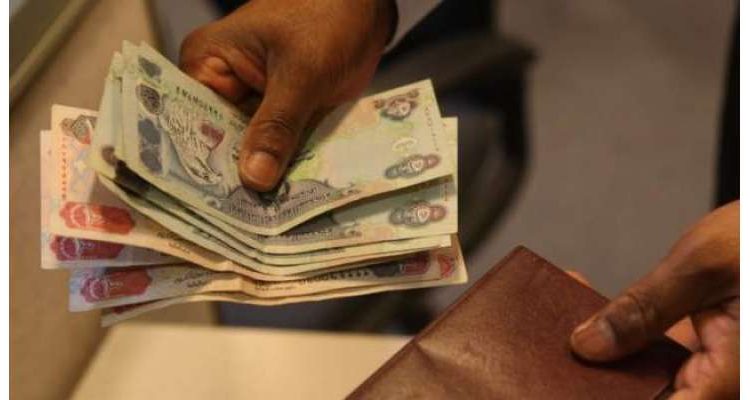 دبئی جانے کیلئے 5 ہزار درہم کی شرط‘ پاکستان میں اماراتی کرنسی نایاب